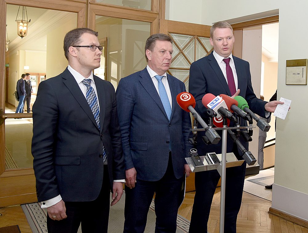 Nacionālās apvienības līdzpriekšsēdētājs Raivis Dzintars (no kreisās), Ministru prezidents Māris Kučinskis un Saeimas deputāts Edvards Smiltēns atbild uz žurnālistu jautājumiem pēc Koalīcijas partiju sadarbības padomes sēdes 3. maijā.