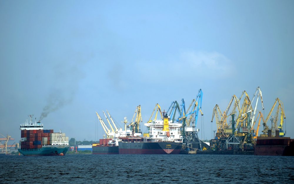 Panorāma ar kuģiem un ceļamkrāniem Rīgas ostā