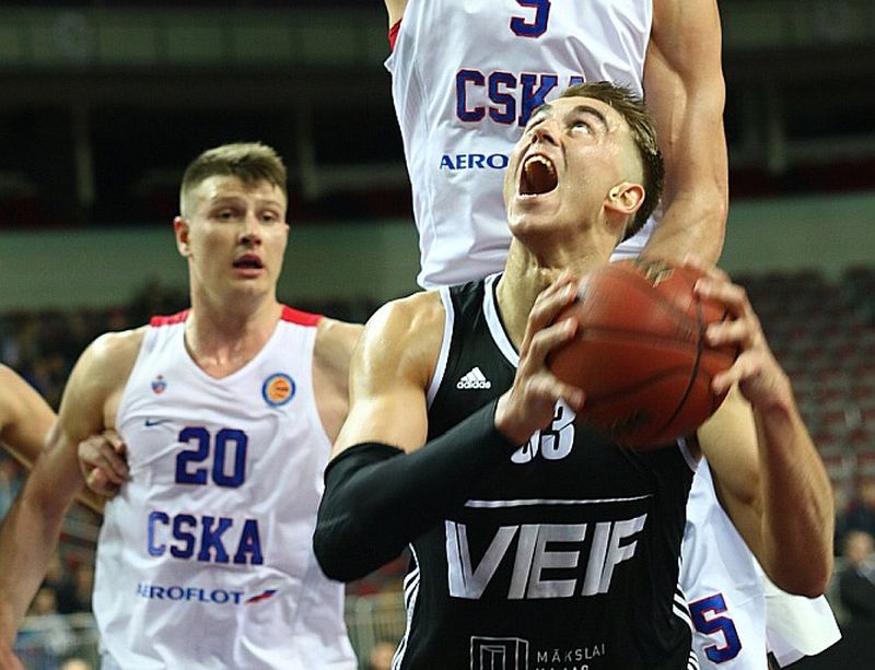 Mārtiņš Meiers (ar bumbu) Maskavas varenās komandas “CSKA” grozā šosezon sameta 29 punktus.