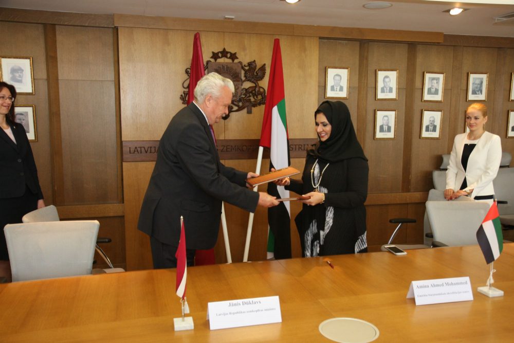 Zemkopības ministrs Jānis Dūklavs un Apvienoto Arābu Emirātu (AAE) Starptautiskā kreditācijas centra vadītāja Amina Ahmeda Mohammeda pēc sadarbības memoradna parakstīšanas