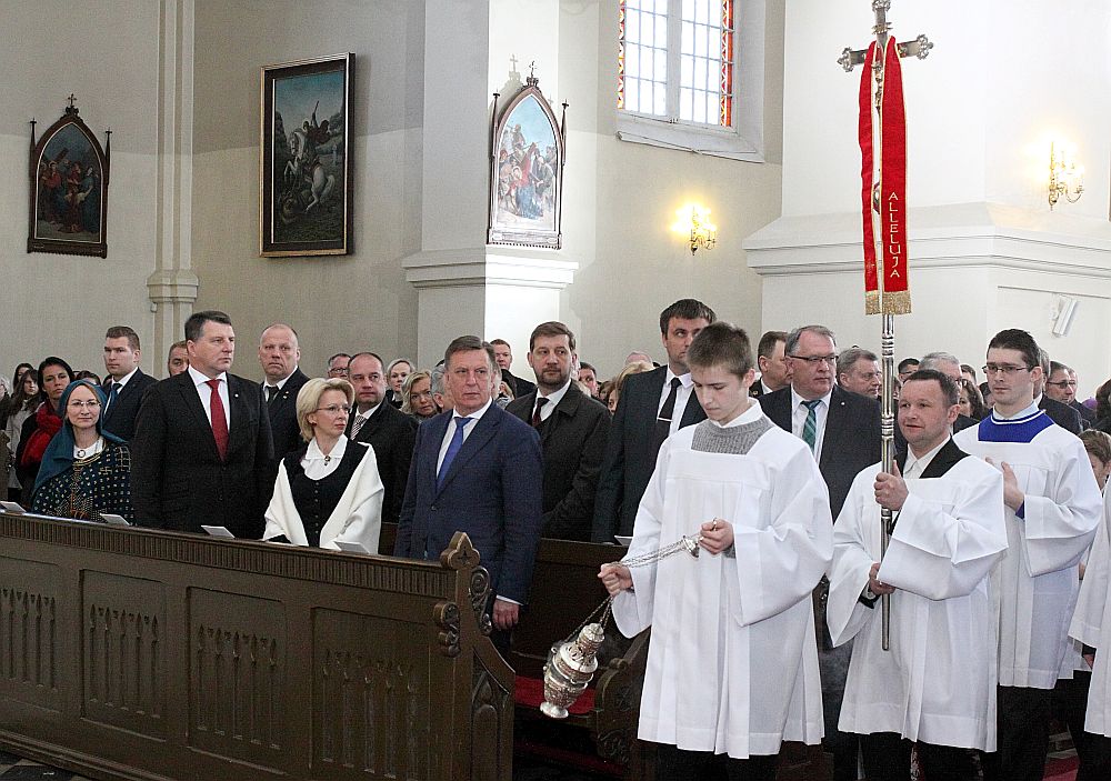 Dievkalpojumu Rēzeknes Vissvētākās Jēzus sirds Romas katoļu katedrālē apmeklēja arī valsts augstākās amatpersonas – Latvijas Republikas prezidents Raimonds Vējonis (no kreisās), Saeimas priekšsēdētāja Ināra Mūrniece un Ministru prezidents Māris Kučinskis.