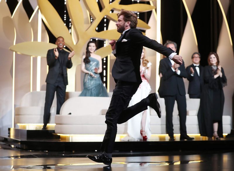 Zviedru režisors Rubens Ostlunds skriešus dodas saņemt par filmu “The Square” nopelnīto “Zelta palmas zaru”.