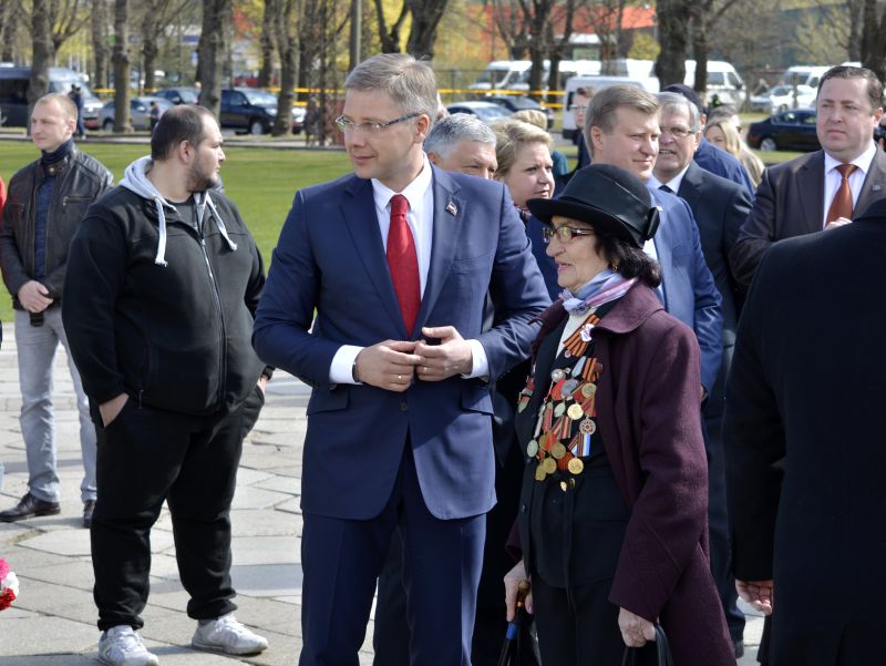 Rīgas domes priekšsēdētājs Nils Ušakovs un kara veterāne pie pieminekļa “Padomju Latvijas un Rīgas atbrīvotājiem no nacistiskajiem iebrucējiem” Uzvaras parkā, kur notiek svinības par godu Uzvaras dienai un Otrā pasaules kara upuru piemiņai.