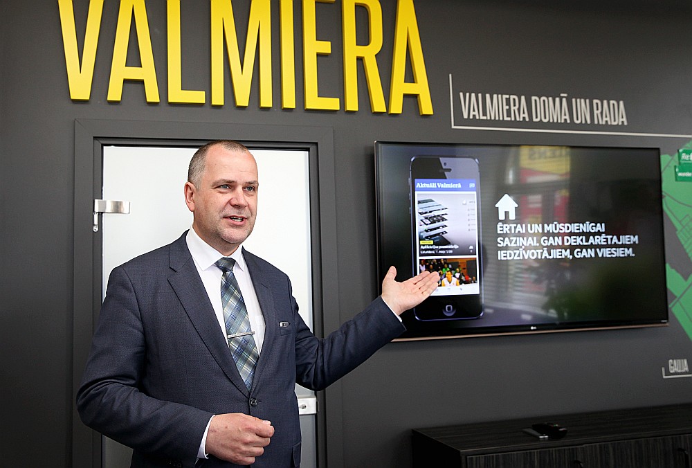 Valmieras domes priekšsēdētājs Jānis Baiks iepazīstina ar pašvaldības mobilo lietotni “Mana Valmiera”.