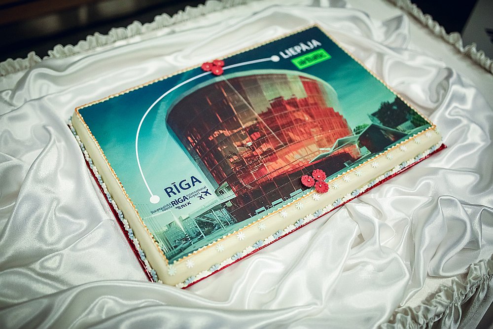 Torte par godu Liepājas maršruta atjaunošanai.
