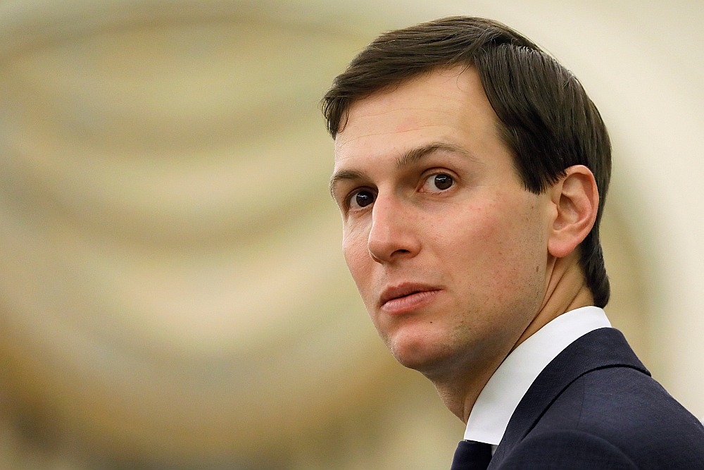 Analītiķi atzīmē, ka līdz šim Džareds Kušners baudījis prezidenta Donalda Trampa īpašu uzticību un var piekļūt valsts galvam jebkurā brīdī, tāpēc “pirmā znota” iekļaušana aizdomās turamo sarakstā vairotu spriedzi Baltajā namā.