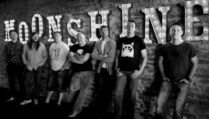 “Moonshine” dīdžejballīšu komanda: Matīss Tazāns (no kreisās), Uldis Rudaks, Ingus Viklis, Einars Zalcmanis, pasākumu organizētājs Zigmunds Līpiņš, DJ Tanheizers un Kaspars Zaviļeiskis. Kadrā šoreiz nav tikuši Eduards Švāns un DJ Žans Mišels.