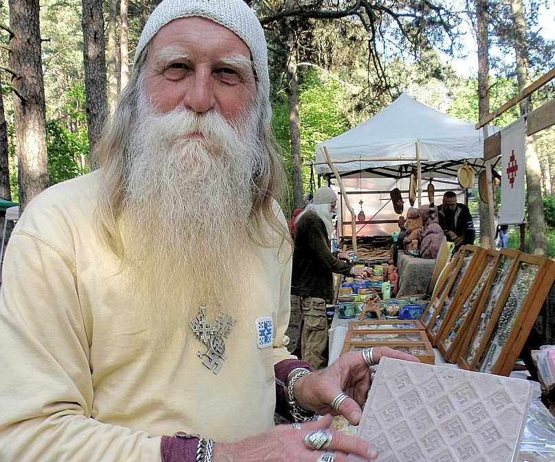 Alfrēds Stinkuls jeb Prievīšu Fredis iesiešanai izmanto ap 200 gadu vecu grāmatu iešūšanas tehnoloģiju.
