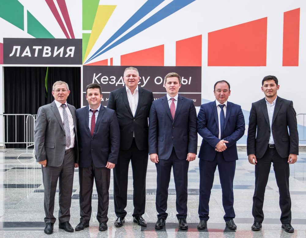 LDz Loģistika valdes priekšsēdētājs Verners Lūsis ar viesiem pie Latvijas paviljona izstādē „Astana Expo 2017”