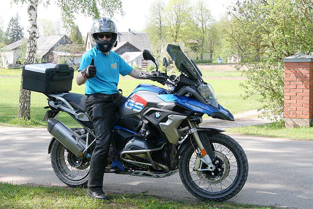 Ar šo mocīti mierīgi var aizlaist ne tikai līdz Džūkstei, bet vēl tālāk: netrakojot, pa mūsu zemes ceļiem šo jaudīgo enduro savaldīs arī tādi vīrieši kā attēlā redzamais šo rindu autors – zem vidējā auguma un ne pirmās jaunības. Tikai rupjākas riepas vajadzētu.