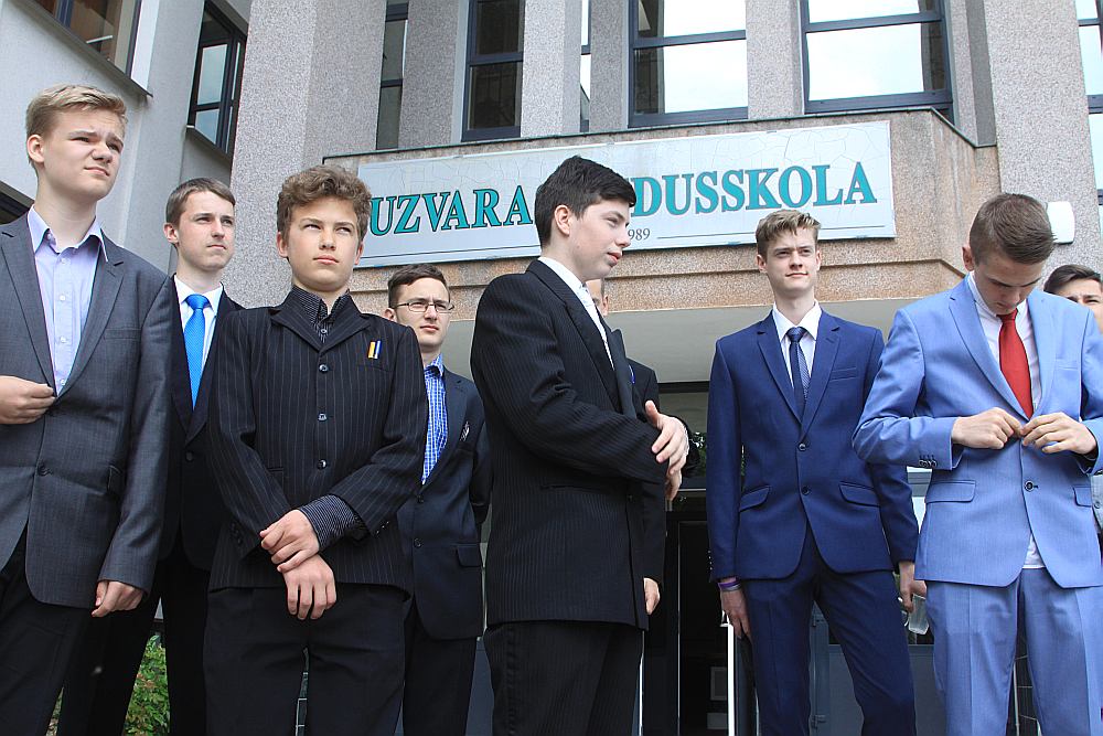 Uzvaras vidusskolas 9. klases absolventi nelabprāt dodas mācīties uz Bauskas pilsētas vidusskolām. Attēlā: daļa no Uzvaras vidusskolas 9. klases absolventiem.