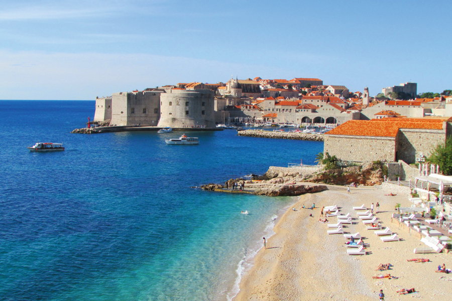 Horvātijas kūrorta pērle Dubrovnika Adrijas jūras krastā vilināt vilina tūristus.