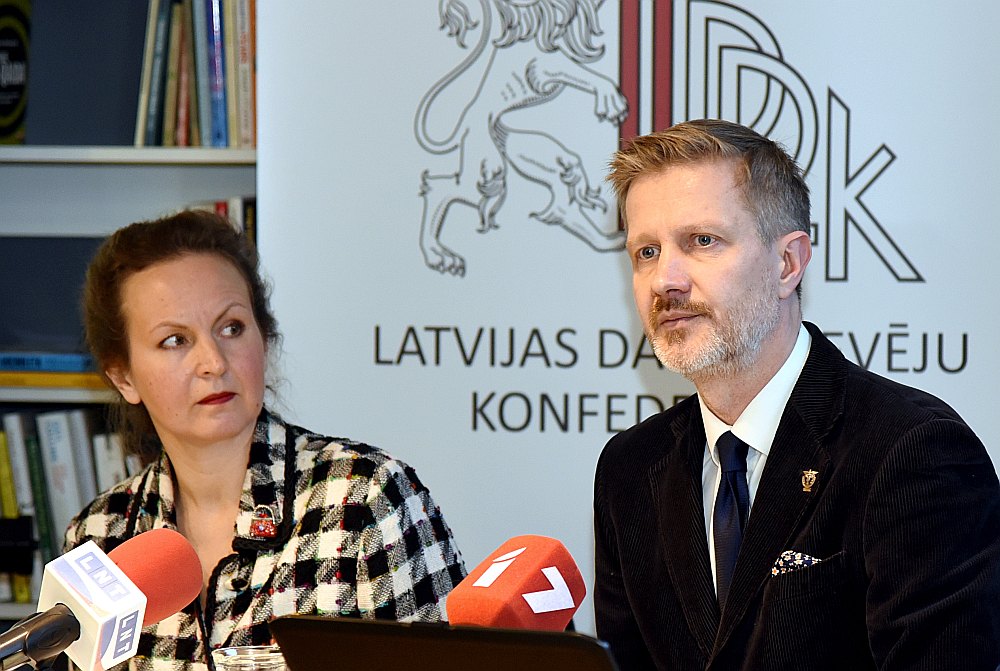 Ne Latvijas Tirdzniecības un rūpniecības kameras valdes priekšsēdētāju Jāni Endziņu, ne Latvijas Darba devēju konfederācijas ģenerāldirektori Līgu Meņģelsoni neapmierina valdības iecerētās nodokļu politikas reformas gala variants.