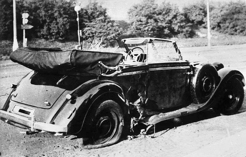 SS obergrupenfīrera Reinharda Heidriha automašīna pēc 1942. gada 27. maija atentāta Prāgā.