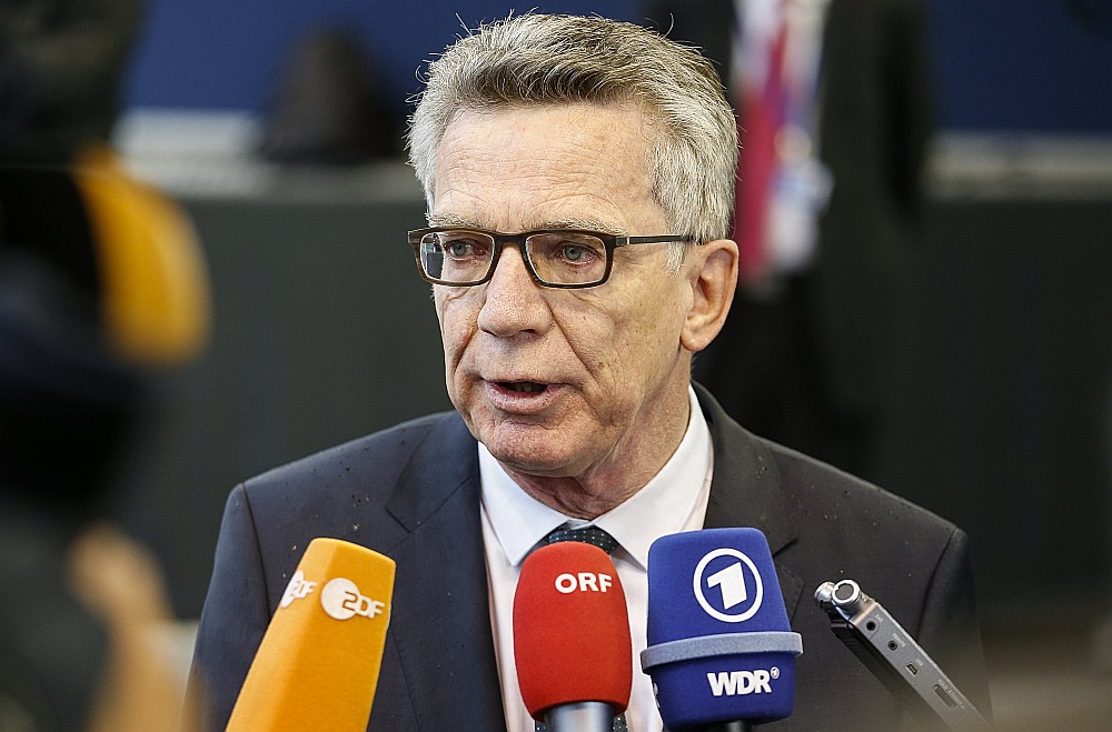Vācijas iekšlietu ministrs Tomass de Mezjērs vēlas paplašināt seju atpazīšanas programmatūras izmantošanu sabiedriskās vietās cīņā pret terorismu.