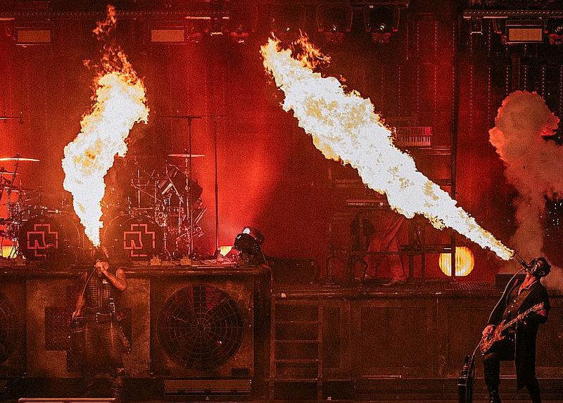 Svētdien, 11. jūnijā, Tallinas Dziesmu svētku estrādē “Rammstein” fani varēs baudīt grupas unikālos pirotehnikas paraugdemonstrējumus un grandiozo scenogrāfiju pilnā apmērā.