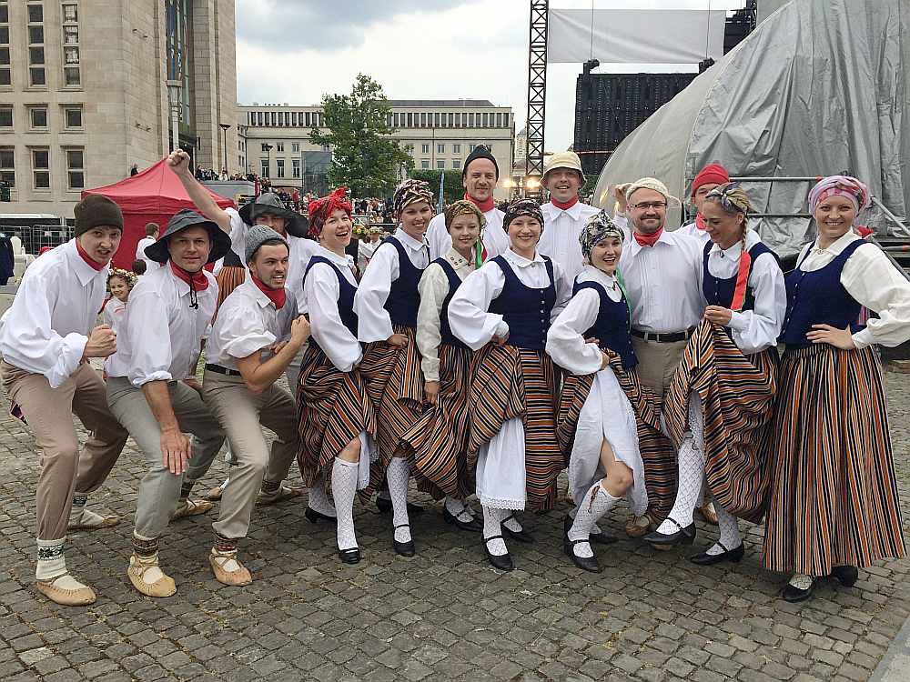 “RAMTAI” dalībnieki visu, kas saistīts ar kolektīvu, sedz par pašu līdzekļiem, ieskaitot tērpu gādāšanu, mēģinājuma telpas un izbraukuma koncertus.