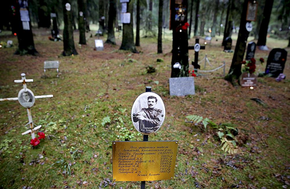 Simtiem tūkstošu Staļina laika represijās nogalināto piederīgie gadu desmitiem tika krāpti, padomju iestādēm stāstot, ka radinieki “miruši” ieslodzījuma vietās vai viņu atrašanās vieta ir nezināma. 1937./38. gada terora laikā nošauto slepenā apbedījumu vieta Ļevašovas mežā pie Sanktpēterburgas.