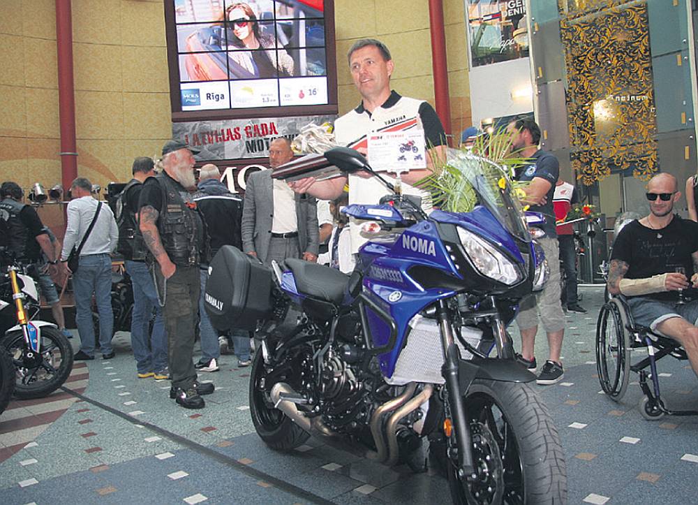 Gada motocikls “Yamaha Tracer 700” un “Yamaha” oficiālais izplatītājs Latvijā Kristers Serģis.
