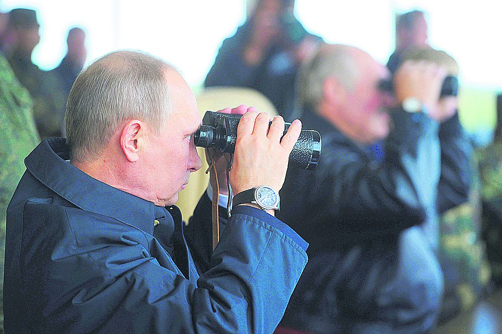 Krievijas prezidents Putins kopā ar Baltkrievijas vadītāju Aleksandru Lukašenko vēro militārās mācības “Zapad 2013”.