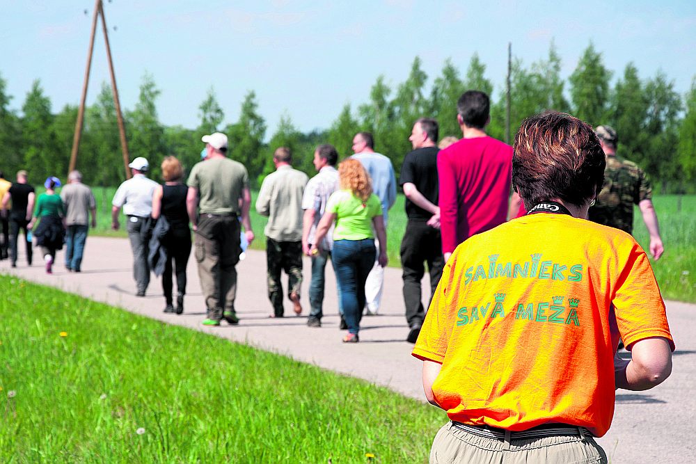 Latvijā meža īpašnieki grib paši izvēlēties – atdot mežu dabai vai audzēt lietaskokus.
