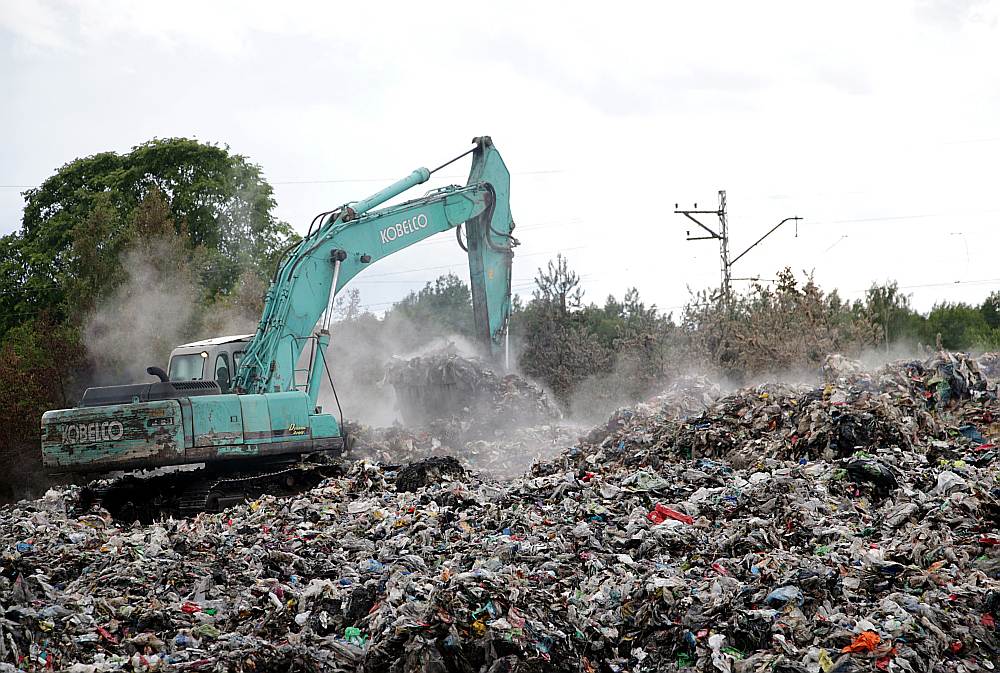 Jūrmalā degušie atkritumi bijuši noslēgti blīvās ķīpās, kurām no ārpuses bijusi redzama lielākoties plastmasa, tekstila gabaliņi un mazliet gumijas, bet, kad ķīpas irdinātas, to iekšpusē atklāti arī nešķirotie atkritumi.