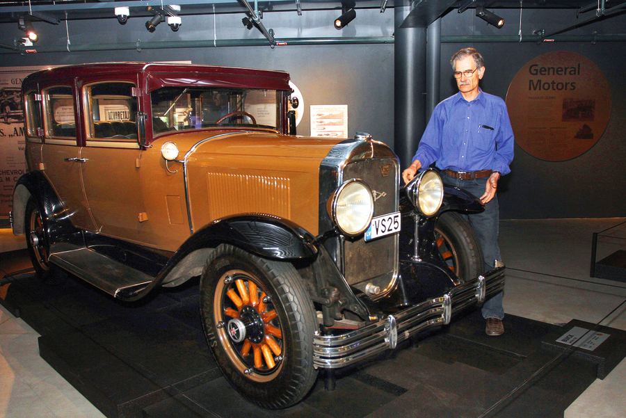 Rīgas Motormuzeja galvenais restaurators Gunārs Dortāns pie sava ”Buick Six” series, kas izgatavots 1929. gadā kā firmas 25 gadu jubilejas modelis.