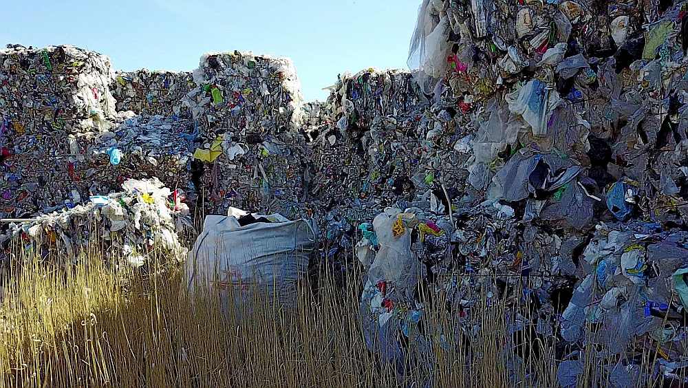 PIRMS UGUNSGRĒKA. Lielākoties nelegālajā atkritumu uzglabāšanas teritorijā atradušies otrreizējai pārstrādei derīgi materiāli – dažādi plastmasas iepakojumi, kuru izcelsme meklējama Zviedrijā.