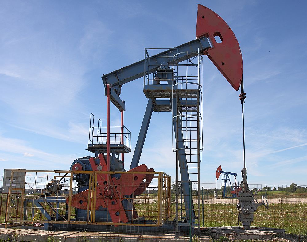 Naftas komerciālās ieguves plāna īstenošanā, iespējams, vistālāk ticis uzņēmums “Baltic Oil Management” Gudenieku “naftas laukā”, kur uzstādītas naftas ieguvei nepieciešamās sūkņu iekārtas jeb tā sauktie “zirdziņi”. Lielbritānijā tikšot rīkoti arī dažādi semināri, kuros tiks stāstīts par Latvijas priekšrocībām.