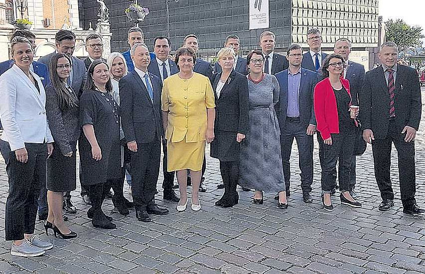 Pēc Nila Ušakova ievēlēšanas amatā opozicionāri nolēma nefotografēties kopīgajā bildē ar saskaņiešiem uz domes kāpnēm, bet organizēja paši savu fotosesiju Rātslaukumā. Tomēr Baiba Broka (NA) šajā attēlā nav redzama, jo viņa izvēlējās pozēt vienā bildē ar Ušakovu, nevis ar pārējo opozīciju. Attēlā pirmajā rindā no kreisās: Anete Jēkabsone-Žogota (LRA/”LA”), Linda Ozola (JKP), Evita Zālīte-Grosa (JKP), Eva Mārtuža (JKP), Jānis Bordāns (JKP), Marija Belcere (JKP), Juta Strīķe (JKP), Iveta Ratinīka (LRA/”LA”), Viesturs Zeps (LRA/”LA”), Inese Andersone (“V”), Lauris Ērenpreiss (“V”). Otrajā rindā no kreisās: Oskars Putniņš (LRA/”LA”), Andrejs Žagars (LRA/”LA”), Juris Pūce (LRA/”LA”), Mārtiņš Bondars (LRA/”LA”), Sandis Riekstiņš (JKP), Ansis Ansbergs (LRA/”LA”), Juris Jurašs (JKP), Krišjānis Feldmanis (JKP), Vilnis Ķirsis (“V”), Olafs Pulks (“V”).