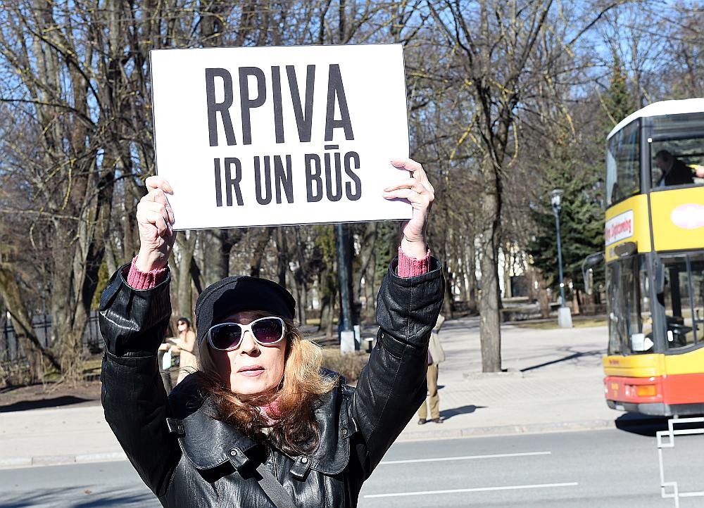 Kad valdība lēma par Rīgas Pedagoģijas un izglītības vadības akadēmijas likvidāciju, pie Ministru kabineta ēkas notika studentu, darbinieku un atbalstītāju pikets.