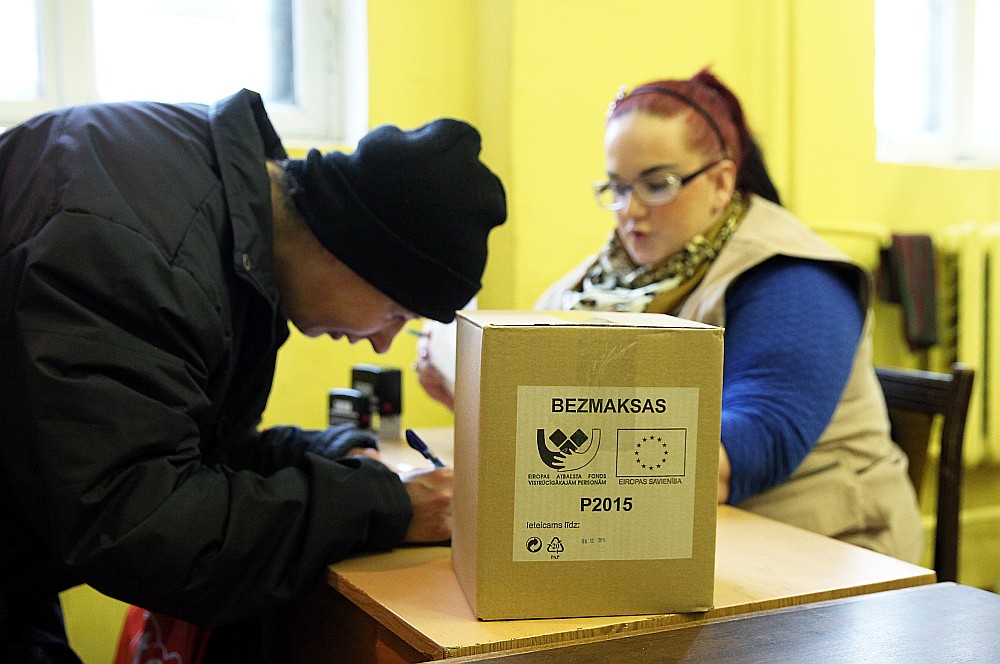 Trūcīgajiem 2015. gadā kopumā tika izdalīts aptuveni 300 000 pārtikas paku un 50 000 higiēnas paku. Pērn, samazinoties trūcīgo skaitam, radās iespēja papildināt pārtikas pakas saturu. Tāpat cilvēkam kopš pagājušā gada vairs nav jāizvēlas starp pārtikas paku un bezmaksas zupas virtuvi – tagad var izmantot abus šos pakalpojumus. Pērn trūcīgajiem ar bērniem sāka izdalīt arī skolas piederumus.