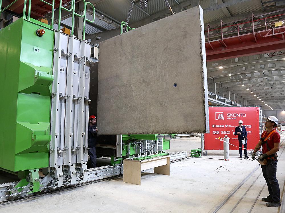 “Skonto Prefab” jaunā vertikālā dzelzsbetona sienu ražošanas iekārta.