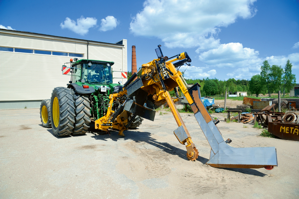 Meliorācijas tehnika – John Deere traktors ar lāpstu SIA Talus meliorators pagalmā