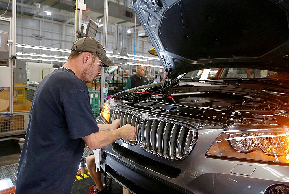Arī “BMW” tiek vainota sadarbībā ar konkurentiem saistībā ar piesārņojumu izraisošajiem izmešiem automašīnās ar dīzeļdegvielas dzinēju, bet kompānijas vadība to noliedz.