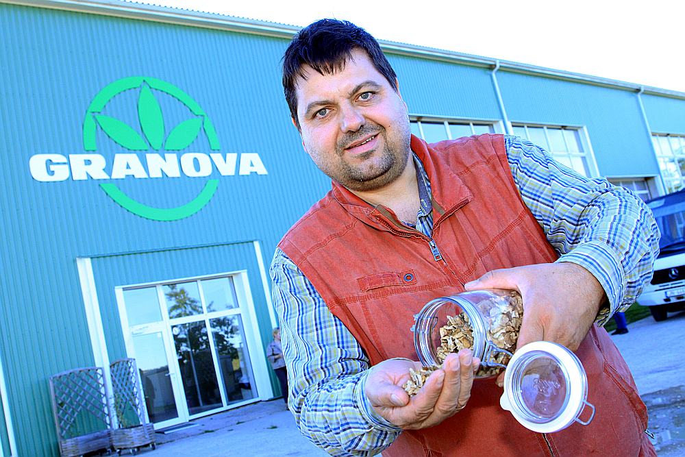 SIA “Granova” vadītājs Volkers Hopners ar cigoriņu čipsiem