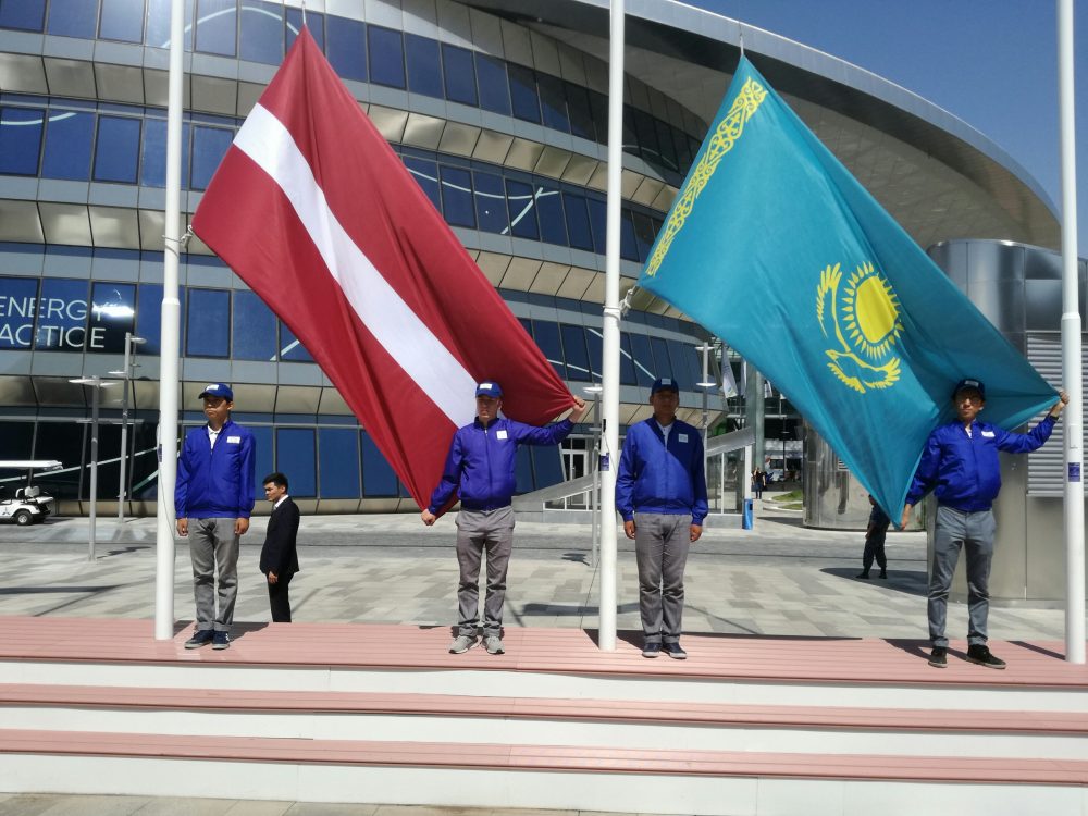 Latvijas nacionālās dienas svinību dienā pie izstādes “EXPO Astana 2017” centrālās skatuves tika uzvilkti Kazahstānas un Latvijas valstu karogi.