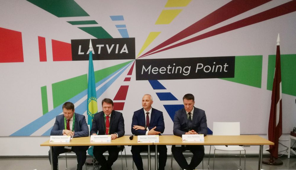 “Latvijai Kazahstāna ir vārti uz Āziju, kas tai savukārt nodrošina ceļu uz Eiropu,” tā vakar Astanā, atklājot transporta un loģistikas nozarei veltīto nedēļu, sacīja uzņēmuma “Latvijas dzelzceļš” valdes priekšsēdētājs Edvīns Bērziņš (attēlā otrais no kreisās). Kopā ar viņu nedēļai veltītajā pasākumā no Latvijas piedalījās Satiksmes ministrijas valsts sekretārs Kaspars Ozoliņš (trešais no kreisās), Rīgas Brīvostas pārvaldnieka vietnieks Mārtiņš Ziemanis (pirmais no kreisās), Liepājas Speciālās ekonomiskās zonas pārvaldnieks Jānis Lapiņš (ceturtais no kreisās).