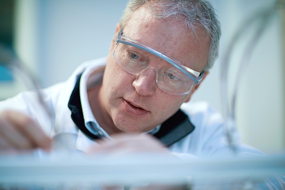 Gerts Jans Gruters ir radījis jaunu plastmasu pudelēm, kas ir vieglāka, piecdesmit reižu izturīgāka, termoizturīgāka, vieglāk pārstrādājama, turklāt tās ražošana patērē par 70 procentiem mazāk enerģijas.