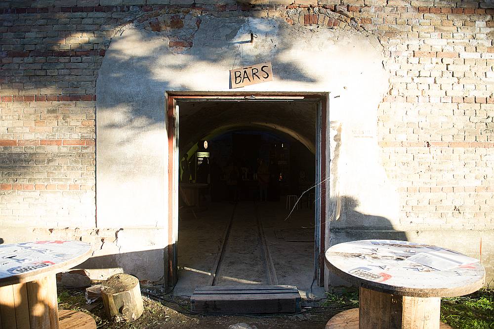 Vecās būves un būvniecības atlikumu izmantošana šomēnes kultūras festivālā “Komēta” Daugavgrīvas cietokšņa teritorijā.