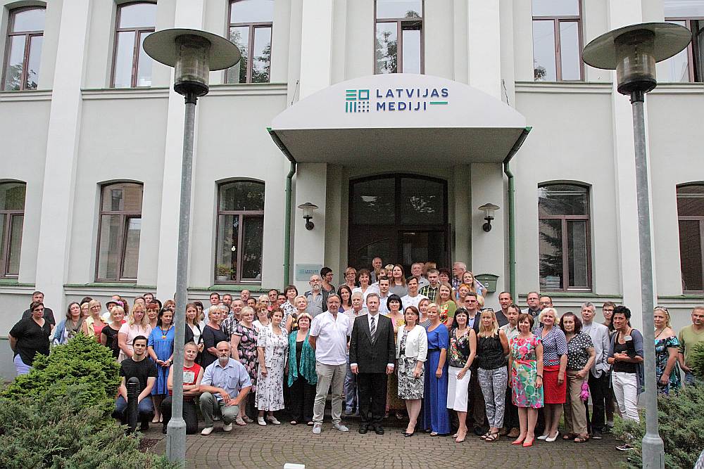 No šodienas Rīgā, Dzirnavu ielā 21, atrodas AS “Latvijas Mediji”. Attēlā mediju grupas darbinieki uzņēmuma nosaukuma maiņas ceremonijā.