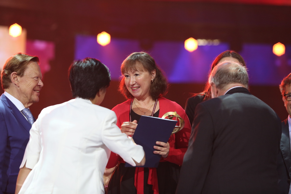 Nāciju Grand Prix Rīga 2017″ balvu saņem kora “Balta” vadītāja, diriģente Māra Marnauza.