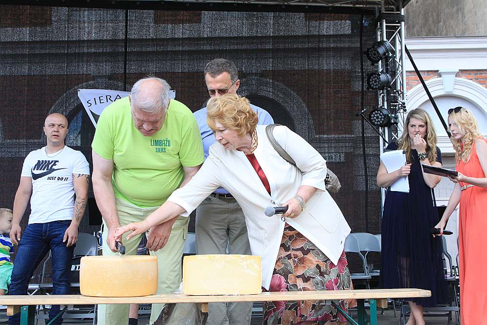 Pasākuma organizatore “Siera kluba” vadītāja Vanda Davidanova (attēlā pa kreisi) ir lepna, ka šogad lielajā dižtirgū varēja nobaudīt un iegādāties vairāk nekā 60 siera šķirņu.