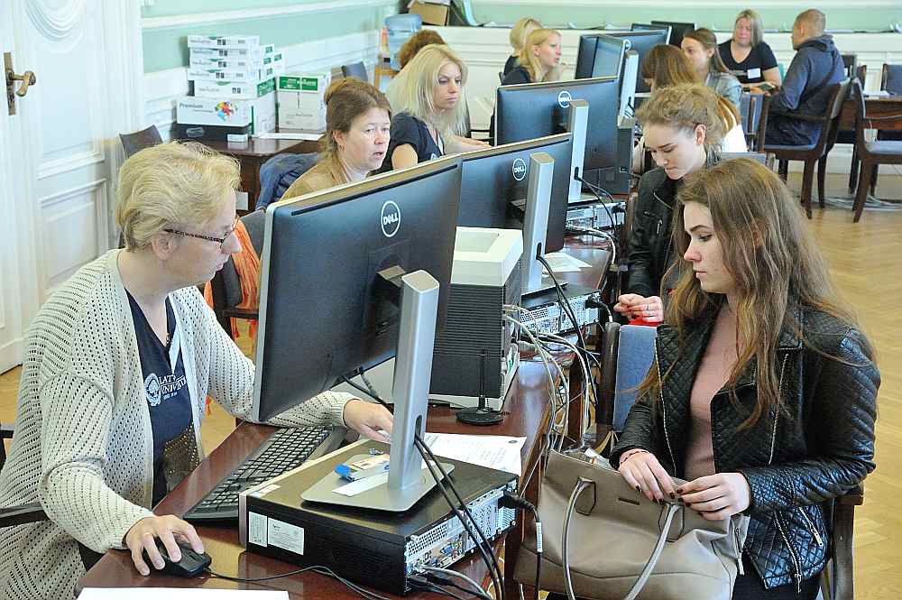 Bakalaura līmeņa studijām Latvijas Universitātē uzņemšanas laikā bija pieteikušies 14 055 studētgribētāji. Attēlā: potenciālie studenti iesniedz dokumentus uzņemšanas komisijai.