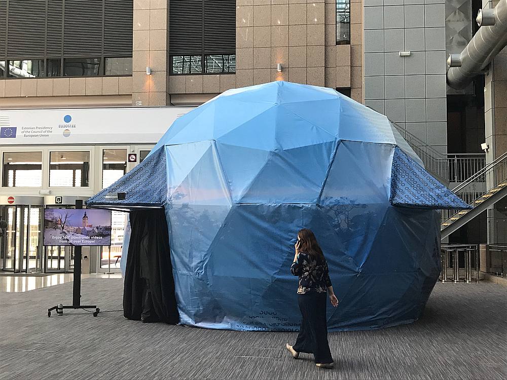 Kupolveidīgs videonams ES Padomes ēkā Briselē, kurā 360 grādu leņķī vērojami panorāmas videoattēli iepazīstina ar Eiropas Savienības dalībvalstīm.