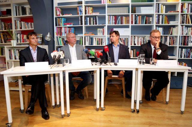 Pašmāju augsto tehnoloģiju uzņēmuma “Inbokss” valdes loceklis Jevgenijs Kuzņecovs (no kreisās), uzņēmuma “Inbokss” īpašnieks Andris Griķis, informācijas aģentūras LETA un portāla “TVNET Latvia” valdes loceklis Juris Mendziņš un zvērināts advokāts Jānis Zelmenis piedalās ārkārtas preses brīfingā, kurā interneta nozares eksperti skaidro iespējamās sekas uz Latvijas uzņēmējdarbības vidi un sabiedrību kopumā, kas varētu rasties pēc Valsts ieņēmumu dienesta nepamatotā lēmuma apturēt sludinājumu portāla SS.lv saimniecisko darbību.