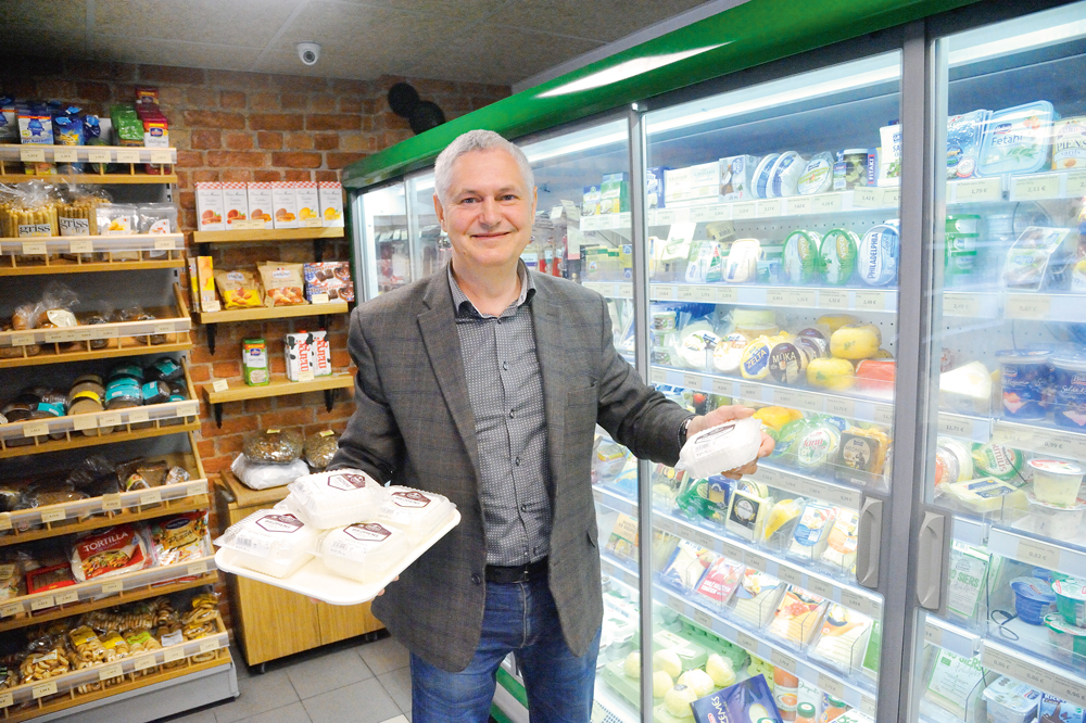 A.Hartmanis ar “Būņu” firmas produktu – pašu no bioloģiskā piena gatavoto biezpienu