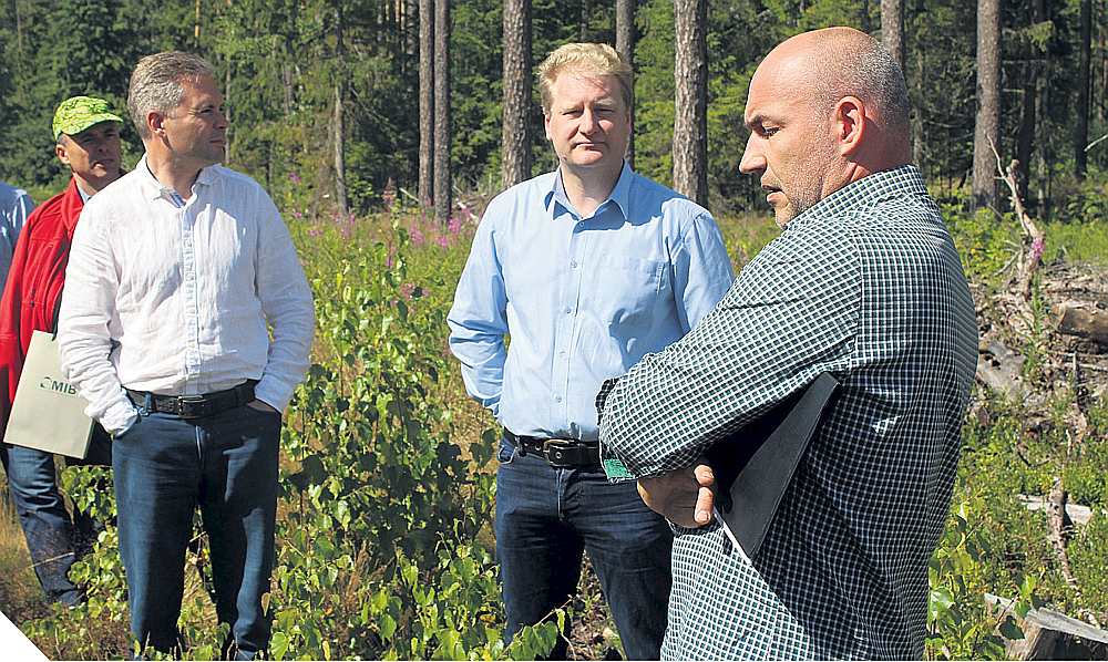 Igaunijas meža īpašnieku kooperācijas līderi Atso Adsons (no labās), Jānus Auns, Latvijas Meža īpašnieku biedrības vadītājs Arnis Muižnieks pieredzes braucienā Igaunijā.