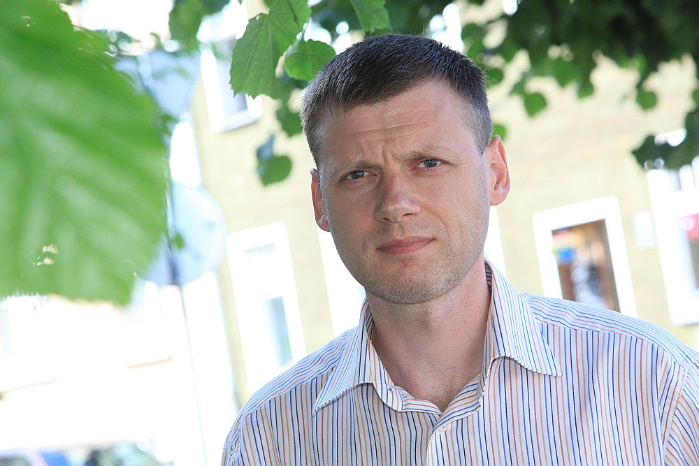 Latvijas Iekšlietu darbinieku arodbiedrības valdes priekšsēdētāju Armandu Augustānu nepārliecina argumenti par “sliktu darbinieku”. “Bieži ir tā, ka robežsargs vispār nebaidās no kontrabandista, veic lieliski savus pienākumus, tomēr viņam ir bailes no priekšnieka,” saka A. Augustāns.