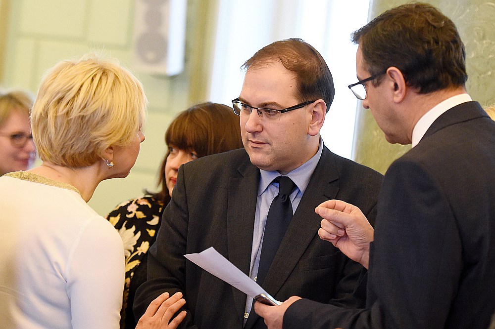 Veselības ministre Anda Čakša, Veselības ministrijas valsts sekretārs Kārlis Ketners (vidū) un labklājības ministrs Jānis Reirs pirms Ministru kabineta sēdes.